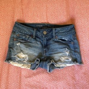 low rise jean shorts with pocket detailing